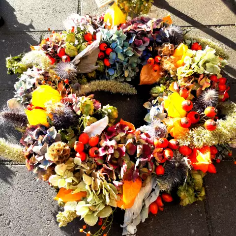 Herbststräuße und Herbstkränze